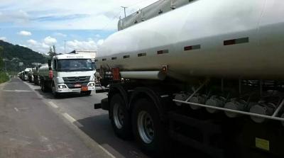 Caminhoneiros que transportam combustíveis protestam na manhã desta quinta-feira, na Grande BH