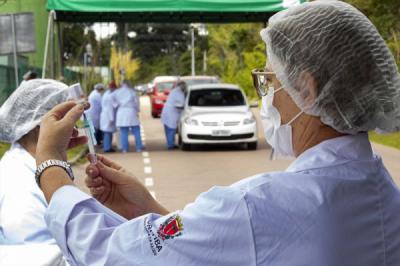 Curitiba retoma vacinação contra a Covid nesta sexta. Veja para qual grupo e onde