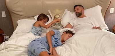 Diego Ribas posta foto na cama com taça do Brasileirão: 'Dormiram bem?'