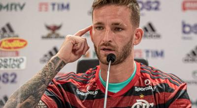 Jogador do Flamengo faz procedimento para diminuir tamanho das orelhas; veja resultado