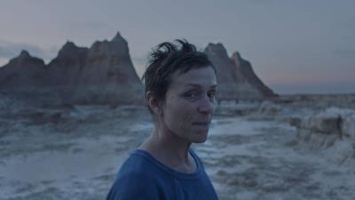 'Nomadland', vencedor do Globo de Ouro, tem interpretações vigorosas