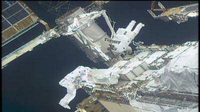 Em novo spacewalk, astronautas da NASA preparam ISS para novos painéis solares