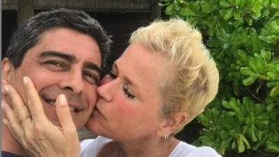 Xuxa sobre sexo com Junno Andrade: 'Nada de selinho, precisa colocar a língua lá dentro'