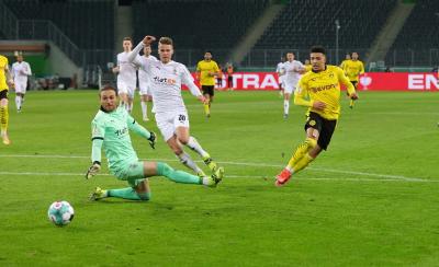 Com gol de Sancho, Borussia Dortmund vence o Gladbach e vai à semifinal da Copa da Alemanha