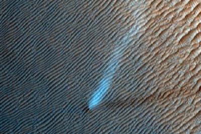 NASA mostra imagens de redemoinho 'dançando' nas dunas de Marte