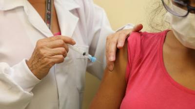 Vacinação de profissionais de Saúde e idosos acima de 88 anos retorna na segunda