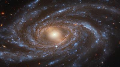 Telescópio Hubble captura imagem de galáxia gigantesca em espiral semelhante à Via Láctea