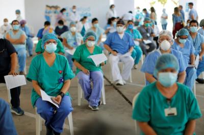 Sete médicos peruanos se infectam com a covid-19 após se vacinarem