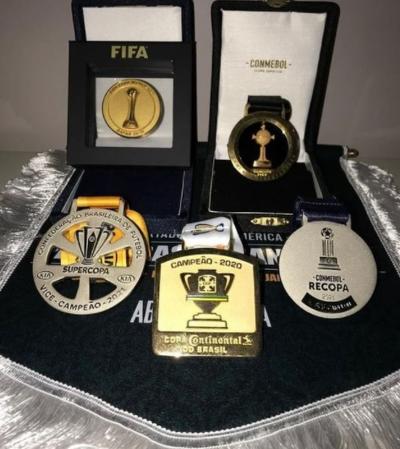 Abel Ferreira mostra medalhas conquistadas com o Palmeiras: 
