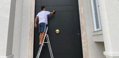 Faro posa limpando a porta gigante de sua casa e brinca: 'Eu que lute'