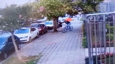 Mulher é furtada por ciclista com mochila de aplicativo de entregas, em Curitiba; VÍDEO