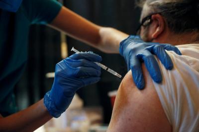 EUA aplicaram primeira dose da vacina contra Covid em mais da metade da população adulta