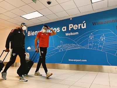 São Paulo chega ao Peru para estreia na Libertadores; veja fotos