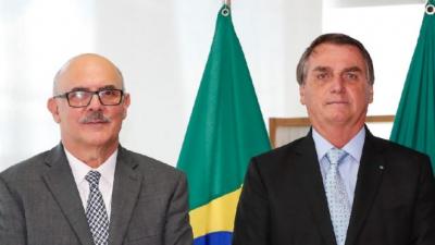 Pesquisadores pressionam Bolsonaro contra nova presidente da Capes