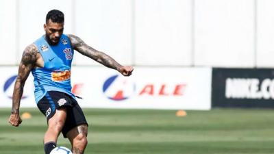 Corinthians libera o lateral Michel Macedo para acertar com Juventude por empréstimo