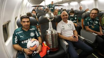 Após cobranças, Mauricio Galiotte e Abel Ferreira se reúnem durante voo do Palmeiras até Lima
