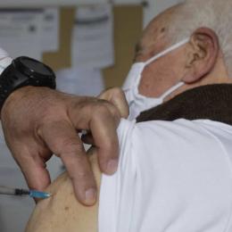 Estudo: 95% dos idosos adquirem proteção após segunda dose da vacina