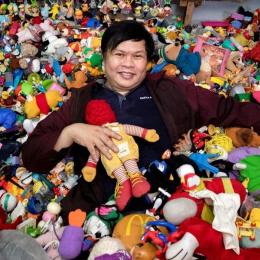 Homem filipino tem a maior coleção de brinquedos de fast food do mundo