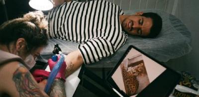 Enzo Celulari faz nova tatuagem no braço e fãs perguntam: 'Quem é Helena?'