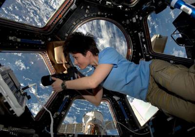 Astronauta flagra fumaça pairando na Estratosfera