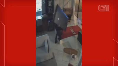 Homem flagrado furtando TV é identificado após tropeçar e deixar cair o celular em loja de Lajeado; veja o vídeo