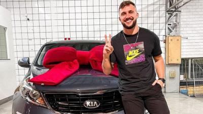 Ex-BBB Arthur compra carro 0 km e celebra: 'Realizando um grande sonho'