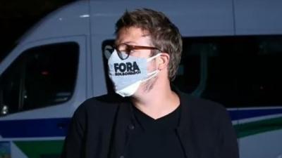 Em missa de Paulo Gustavo, Porchat usa máscara com inscrição 'Fora Bolsonaro'