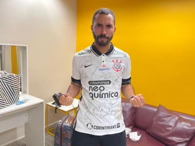 Gil do Vigor recebe camisa autografada do Corinthians e convite para visitar o clube