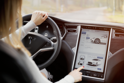 Carro da Tesla é hackeado por um drone