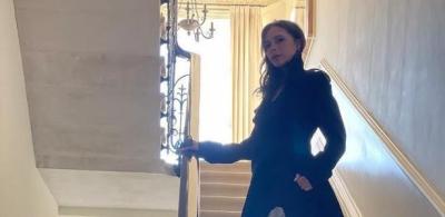 Victoria Beckham posa na escadaria de mansão de R$ 230 milhões