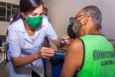 Nilópolis vacina pessoas sem comorbidades de 56 anos ou mais