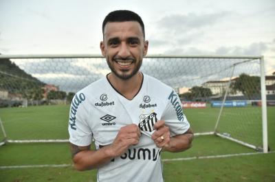 Corinthians mantém parte dos direitos sobre Camacho, agora jogador do Santos