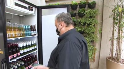 Empresários criam máquina de venda de cerveja gelada para condomínios
