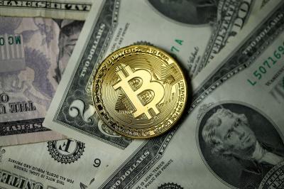 Bitcoin recua abaixo de US$30 mil pela 1ª vez desde janeiro Por Reuters