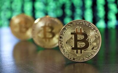 Bitcoin recua abaixo de US$ 30 mil pela 1ª vez desde janeiro