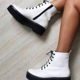 Como combinar a bota coturno branca em um look bastante estiloso, venha se inspirar