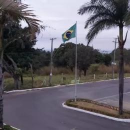 Instalação de bandeira do Brasil em condomínio gera briga entre moradores