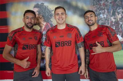 Arrascaeta, Isla e Piris da Motta podem reforçar Flamengo contra o Atlético
