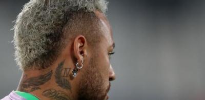 Copa América: Neymar usa brinco brilhante do Mickey antes de Brasil x Peru