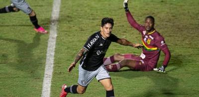 Vasco vence Sampaio Corrêa com gol de Cano e se aproxima do G4 na Série B