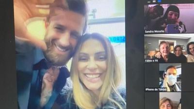 Cleo se casa com Leandro D'Lucca em MG e amigos acompanham por videochamada