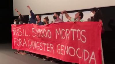 Brasileiros protestam contra Bolsonaro em Cannes: 'Fora, gângster genocida'
