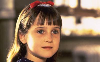 25 anos depois, atriz que fez o filme Matilda surpreende ao aparecer adulta em novas fotos