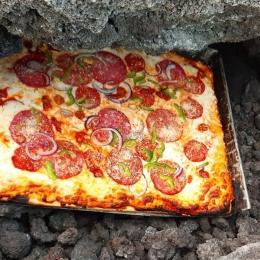 Homem guatemalteco usa vulcão ativo como seu próprio forno de pizza