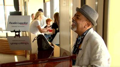 Após vídeo de influenciador, pianista de aeroporto nos EUA recebe mais de R$ 300 mil em gorjetas
