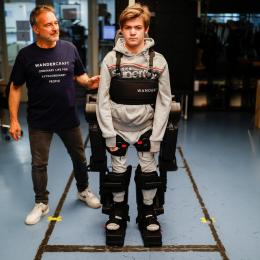 Pai constrói um exoesqueleto para ajudar filho em cadeira de rodas a andar