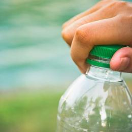 Você está ingerindo microplástico a cada vez que abre e fecha sua garrafinha de água