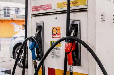 Preço da gasolina chega a R$ 5,84 em SC e irá disparar nesta semana