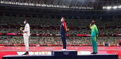Alison dos Santos é o 1º atleta brasileiro a prestar continência no pódio