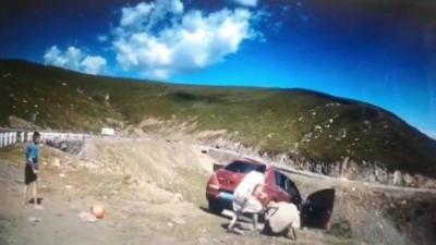 Família estaciona para olhar paisagem e carro cai em penhasco; veja o vídeo